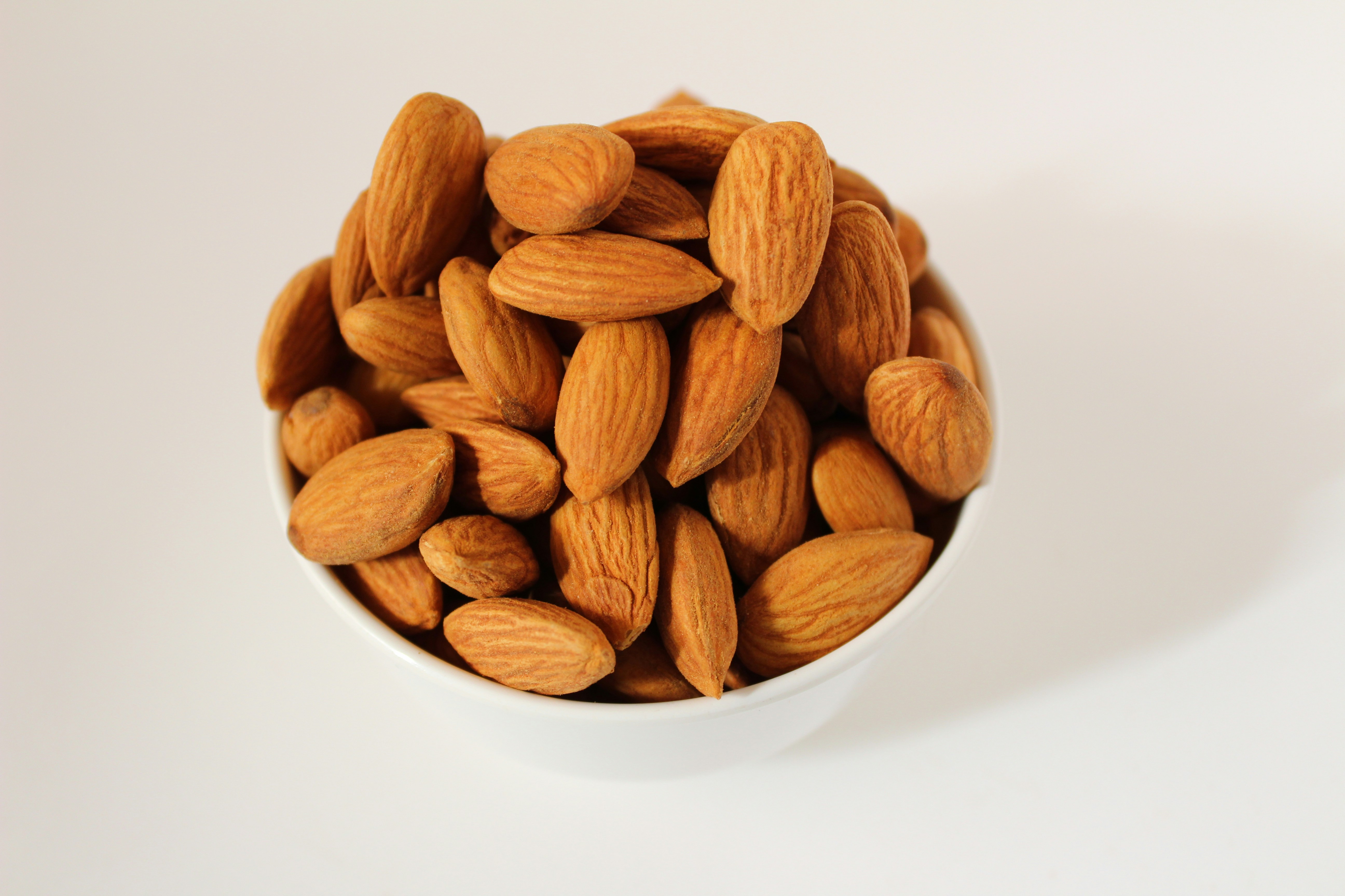 لوز نيء